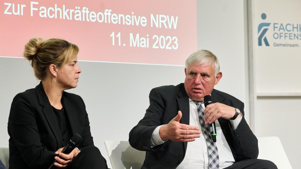 Diskussion von Minister Karl-Josef Laumann und Ministerin für Wirtschaft, Industrie, Klimaschutz und Energie des Landes Nordrhein-Westfalen, Mona Neubaur