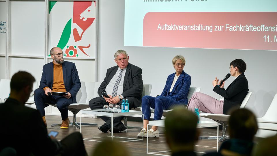Minister Karl-Josef Laumann im Gespräch mit Ministerin Dorothee Feller und Ministerin Josefine Paul