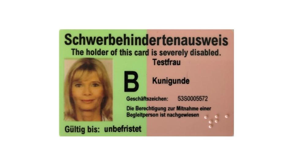Schwerbehindertenausweis mit Bild einer Frau sowie persönlichen Angaben