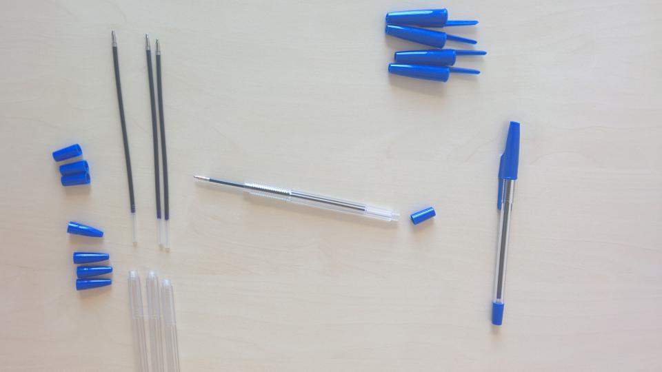Foto zeigt Einzelteile für den Zusammenbau von Kugelschreibern