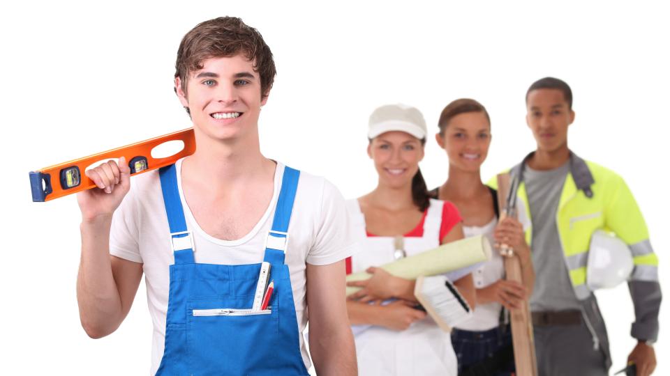 Foto zeigt 4 junge Menschen in Arbeitskleidung für unterschiedliche Berufe