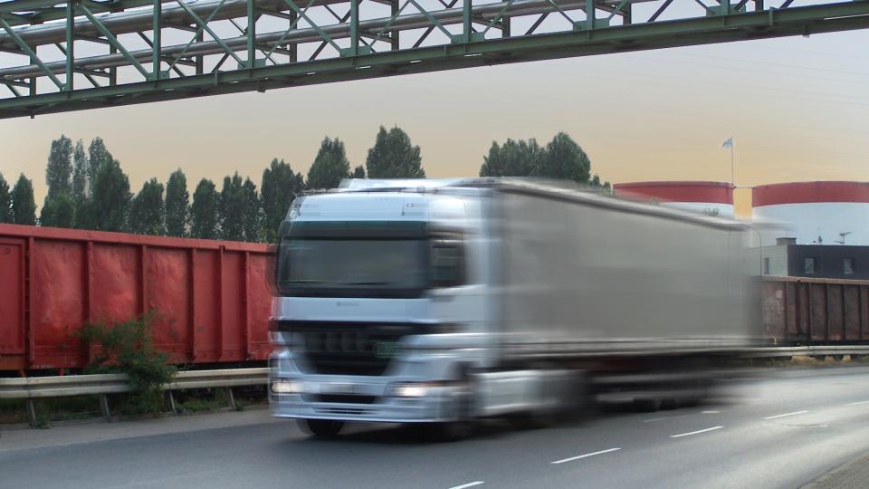 Foto zeigt LKW auf einer Autobahn
