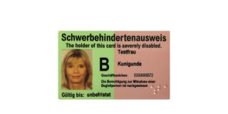 Schwerbehindertenausweis mit Bild einer Frau sowie persönlichen Angaben