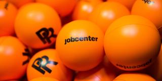 Foto: Orangene Bälle mit Aufschrift jobcenter