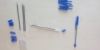 Foto zeigt Einzelteile für den Zusammenbau von Kugelschreibern