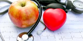 Foto zeigt Apfel, Herz und Stethoskop
